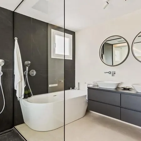 De Lujo Completamente Renovada Piscina Y Vistas Al Mar Villa