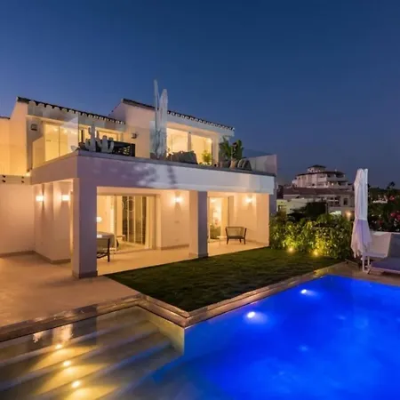 De Lujo Completamente Renovada Piscina Y Vistas Al Mar Estepona