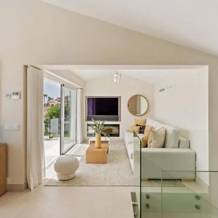 De Lujo Completamente Renovada Piscina Y Vistas Al Mar Estepona