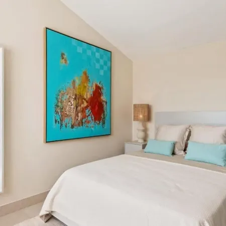De Lujo Completamente Renovada Piscina Y Vistas Al Mar Estepona